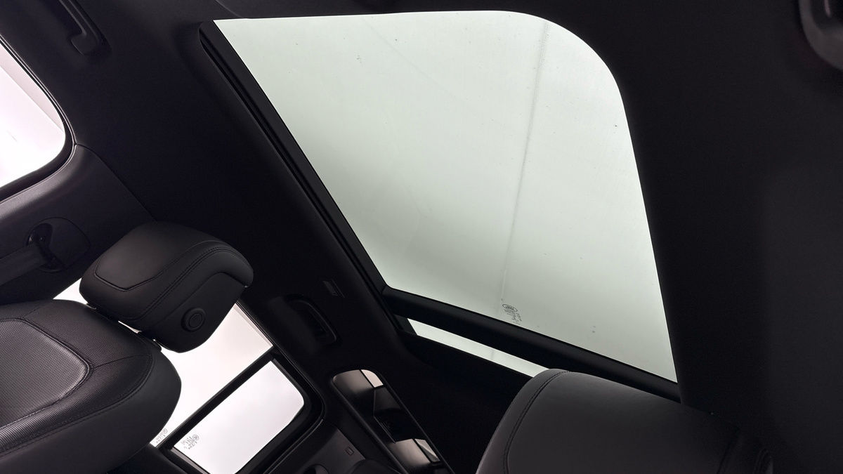 Land Rover Defender 110 Image 6