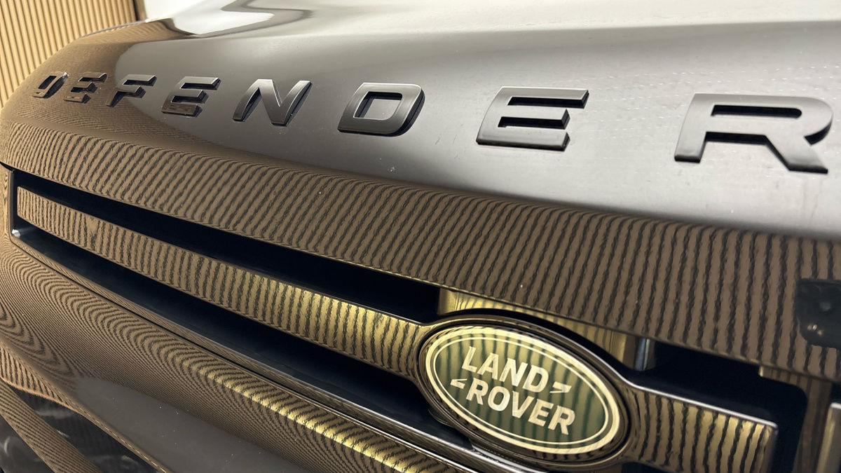Land Rover Defender 110 Image 24
