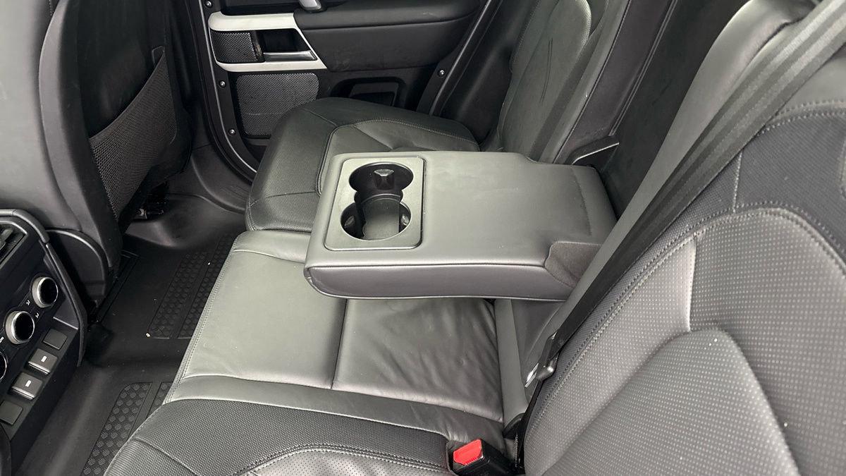 Land Rover Defender 110 Image 9