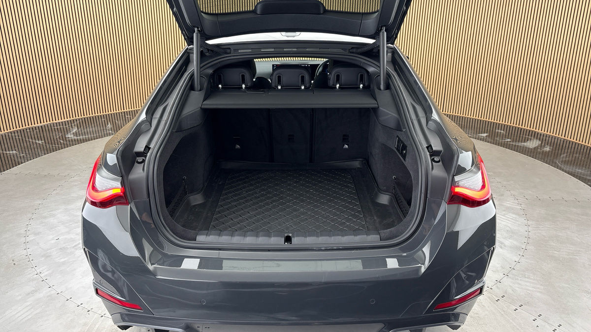 BMW i4 Image 12