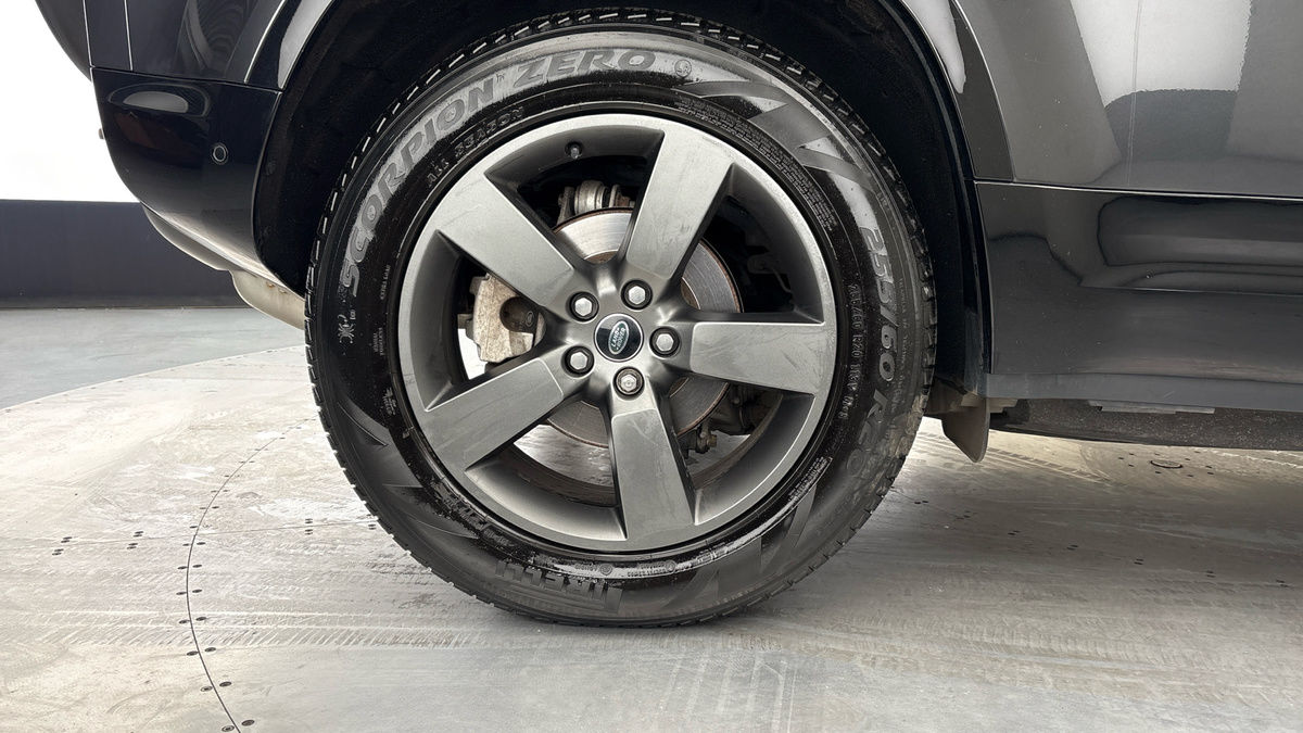 Land Rover Defender 110 Image 10