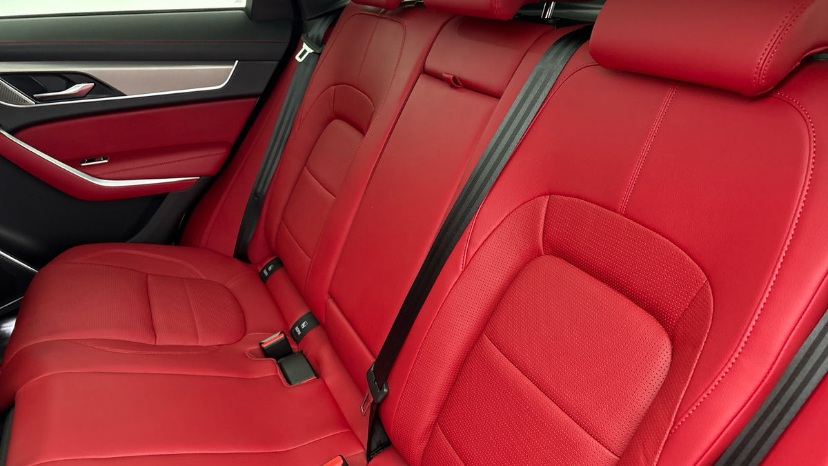 Jaguar F-PACE Image 8