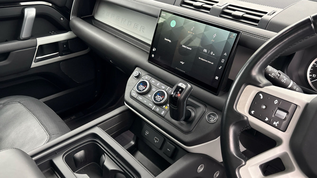 Land Rover Defender 110 Image 18