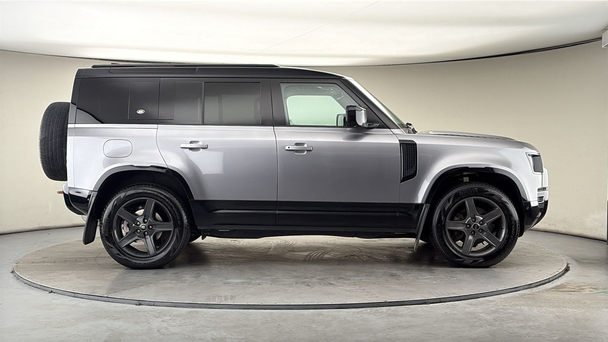 Land Rover Defender 110 Image 16