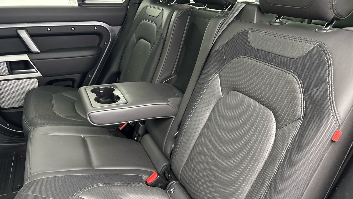 Land Rover Defender 130 Image 9