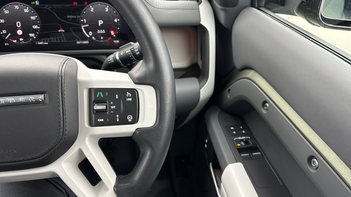 Land Rover Defender 90 Image 14