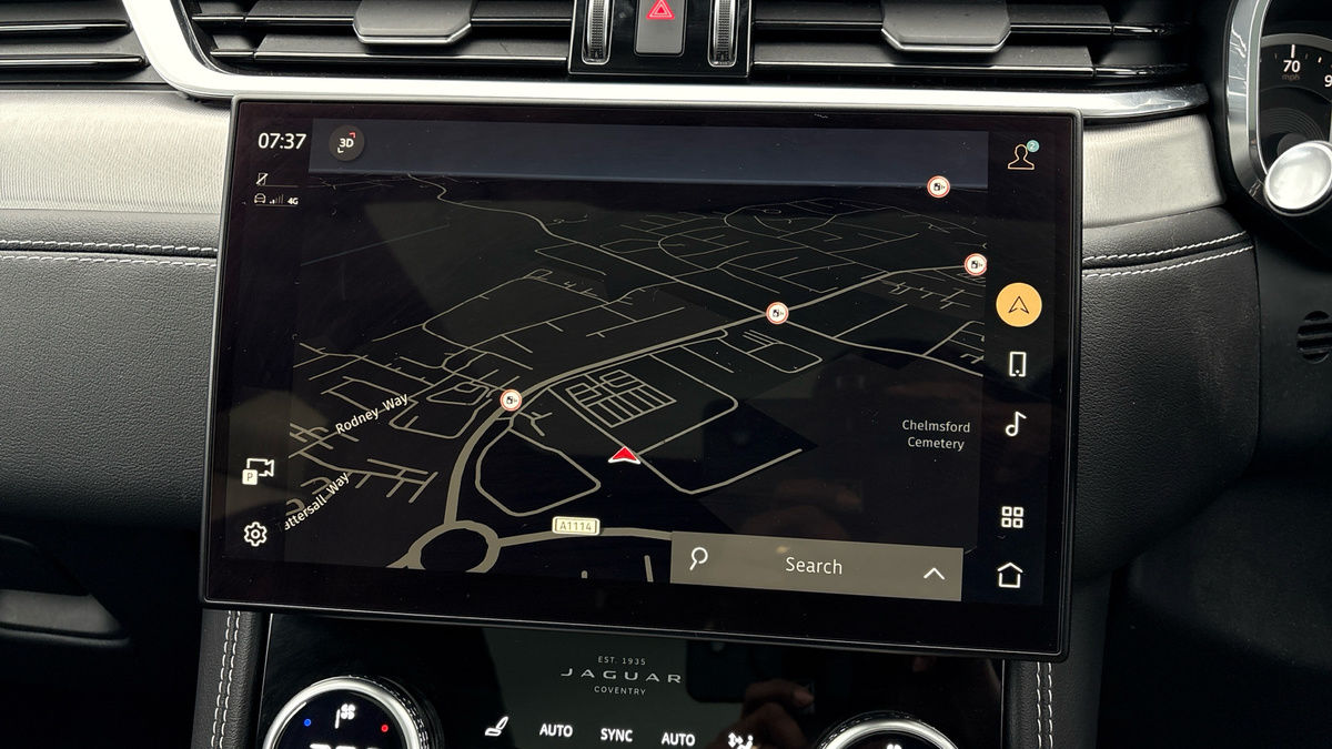 Jaguar F-PACE Image 17