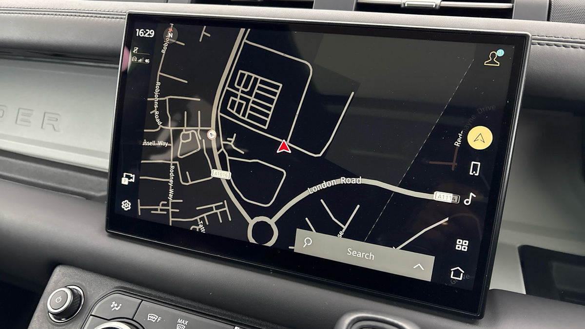 Land Rover Defender 130 Image 17