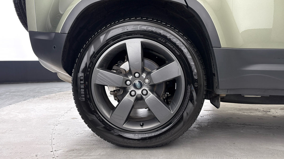 Land Rover Defender 110 Image 10