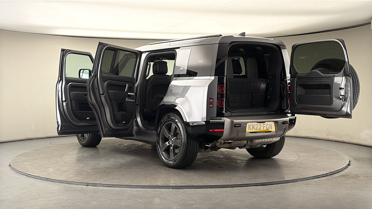 Land Rover Defender 110 Image 23