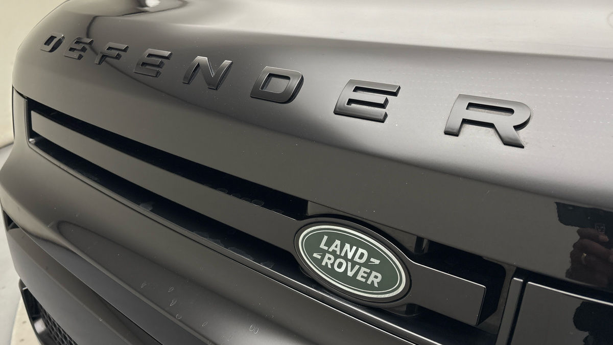 Land Rover Defender 110 Image 24