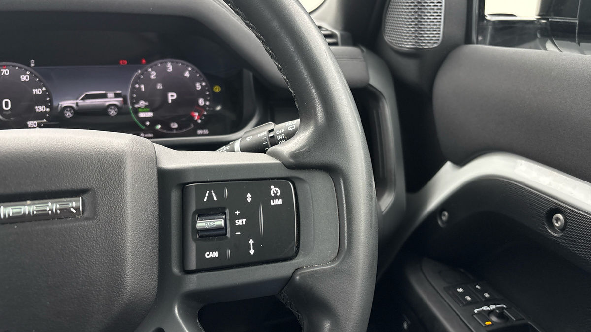 Land Rover Defender 110 Image 14