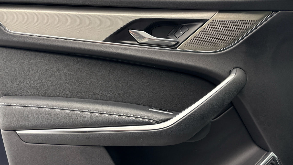 Jaguar F-PACE Image 19