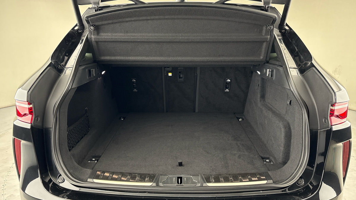 Jaguar F-PACE Image 11