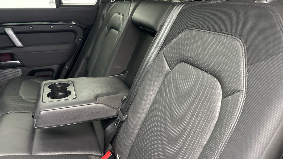 Land Rover Defender 110 Image 9