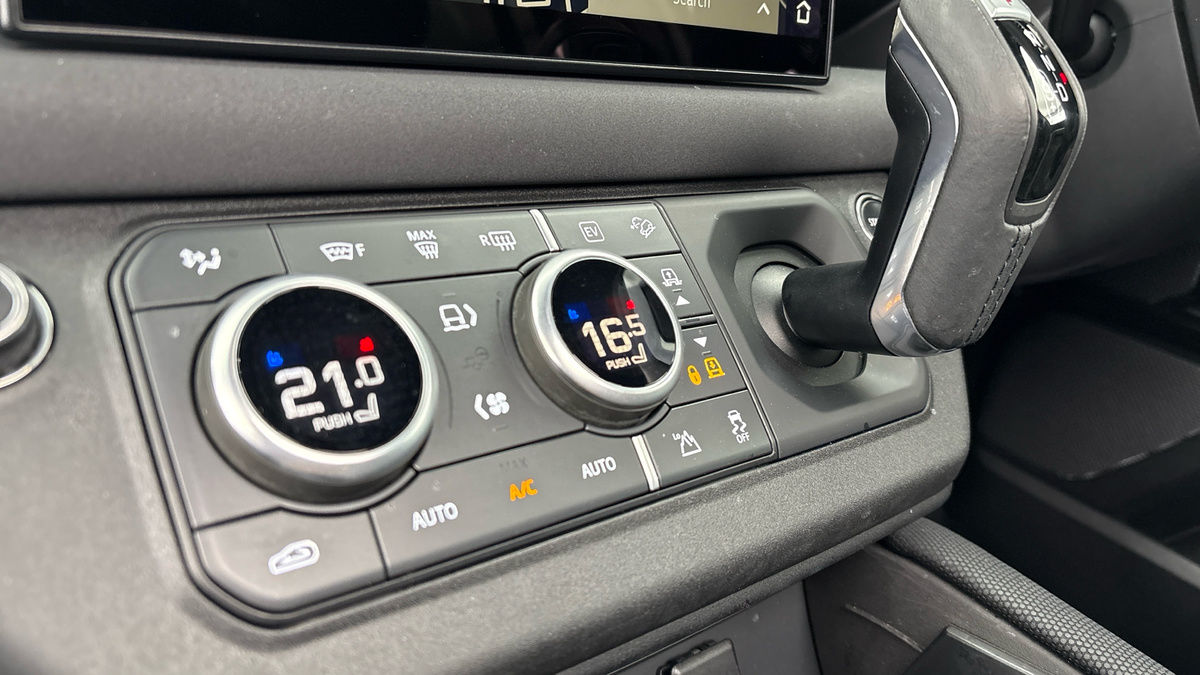 Land Rover Defender 110 Image 26