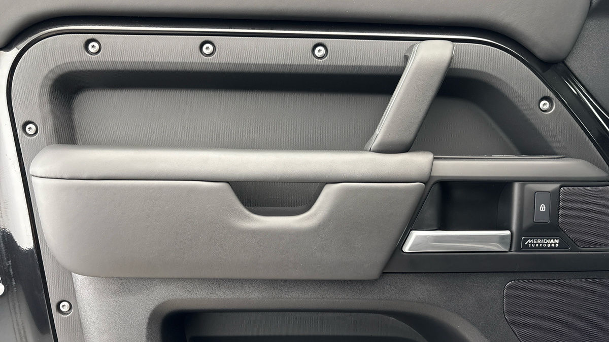 Land Rover Defender 110 Urban Image 19