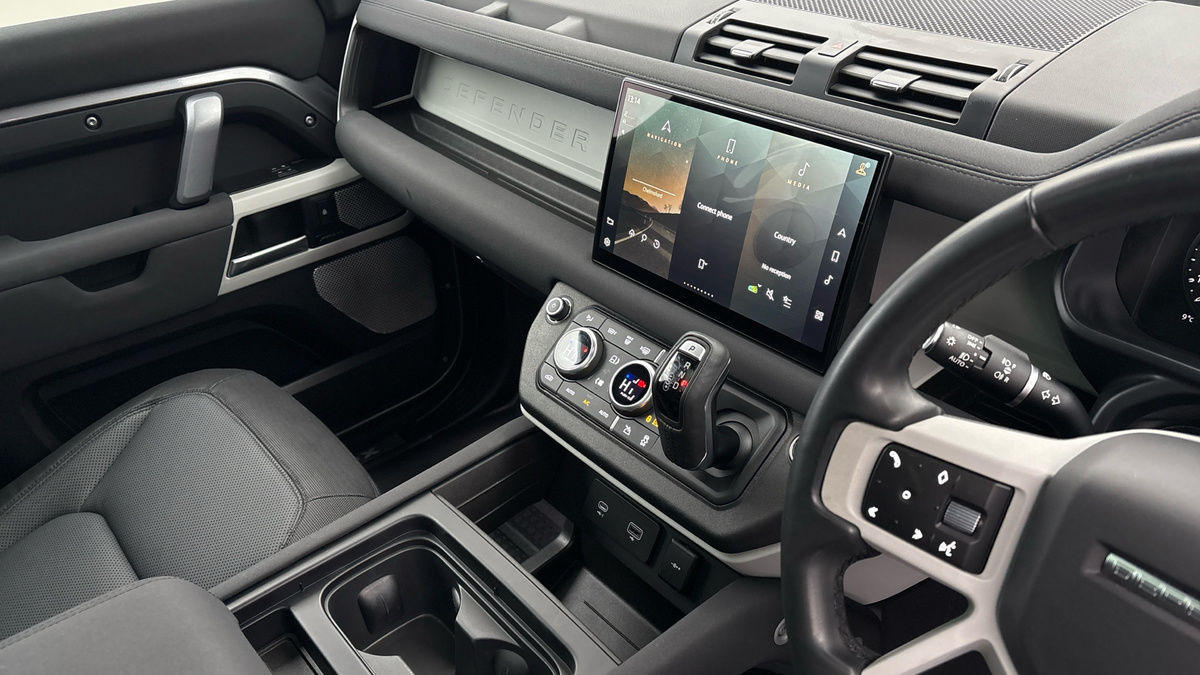 Land Rover Defender 130 Urban Image 18