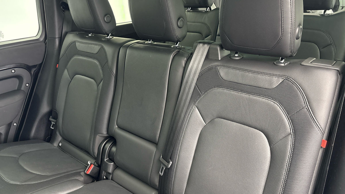 Land Rover Defender 130 Image 8