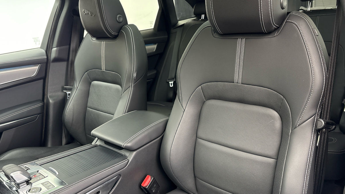 Jaguar F-PACE Image 7