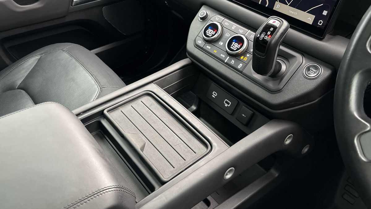 Land Rover Defender 110 Image 18