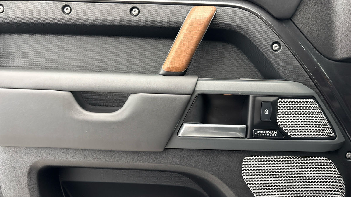 Land Rover Defender 130 Image 19
