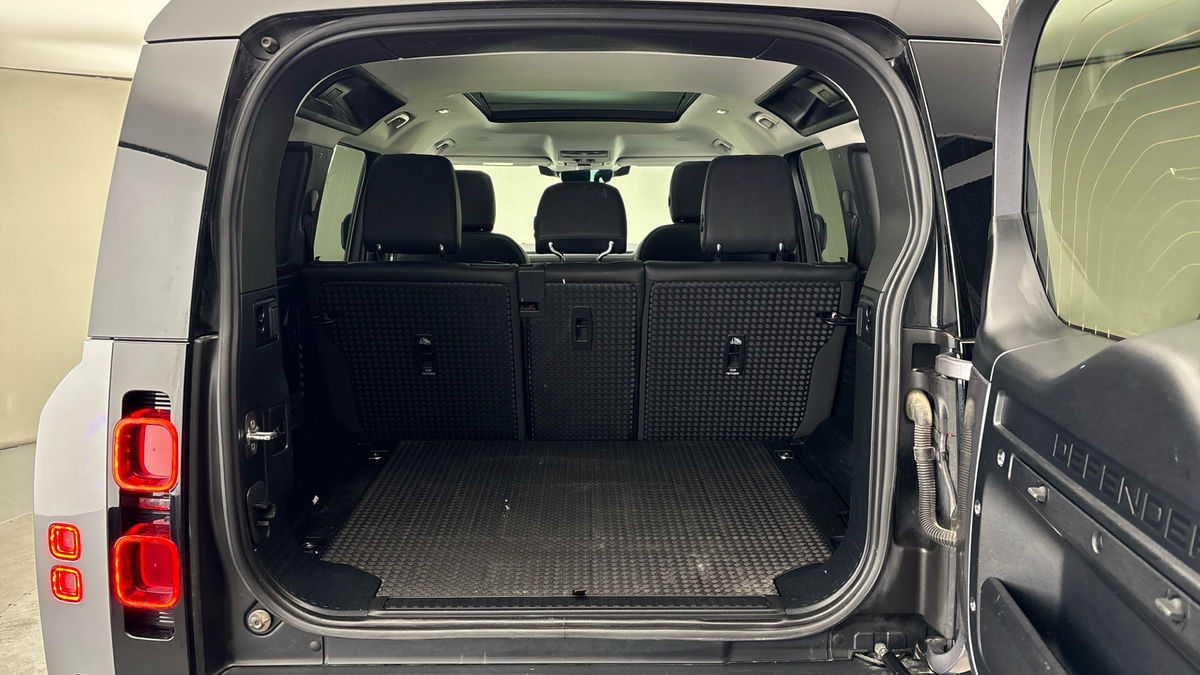 Land Rover Defender 110 Image 11