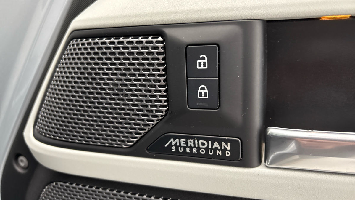 Land Rover Defender 110 Image 25