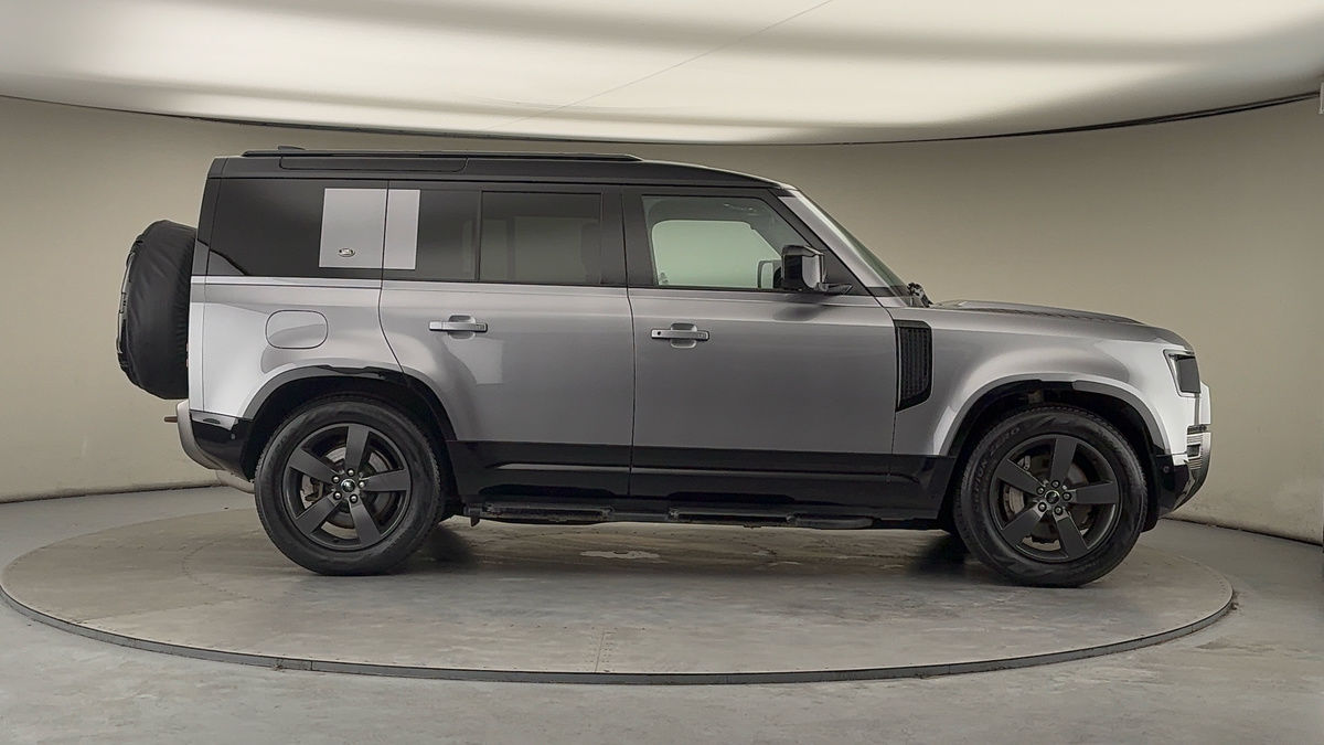 Land Rover Defender 110 Image 16