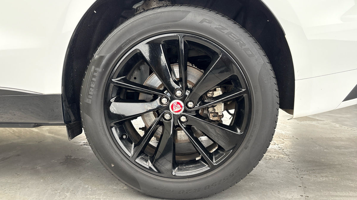 Jaguar F-PACE Image 10