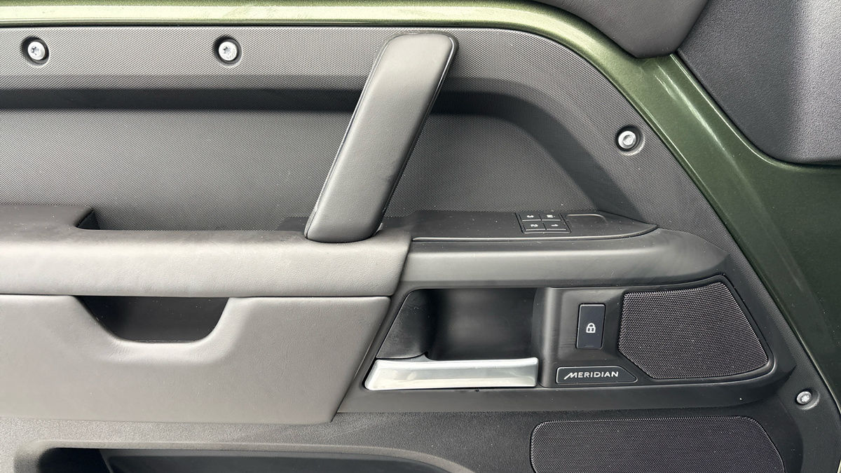 Land Rover Defender 110 Image 19