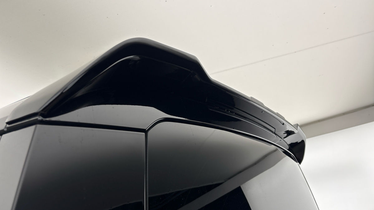 Land Rover Defender 110 Image 29