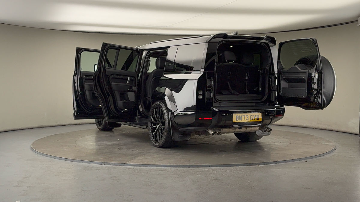 Land Rover Defender 130 Urban Image 23