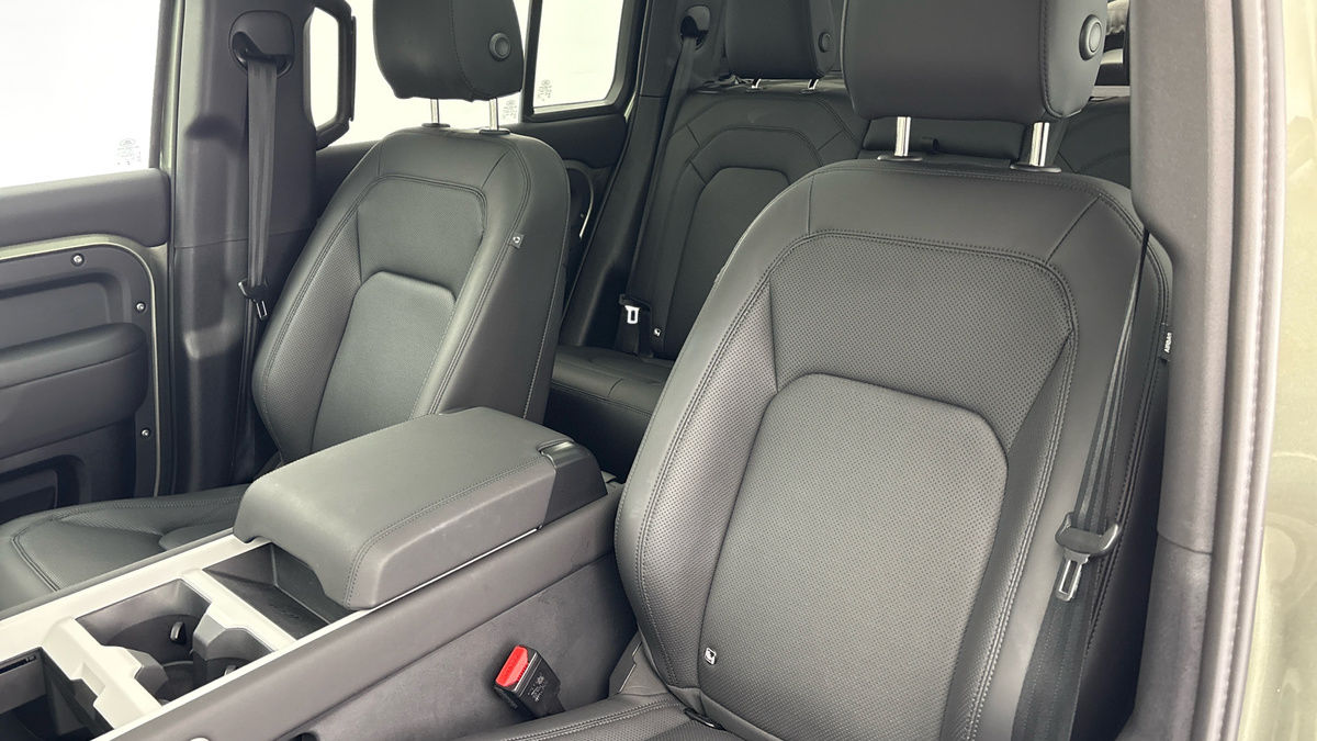 Land Rover Defender 110 Image 7