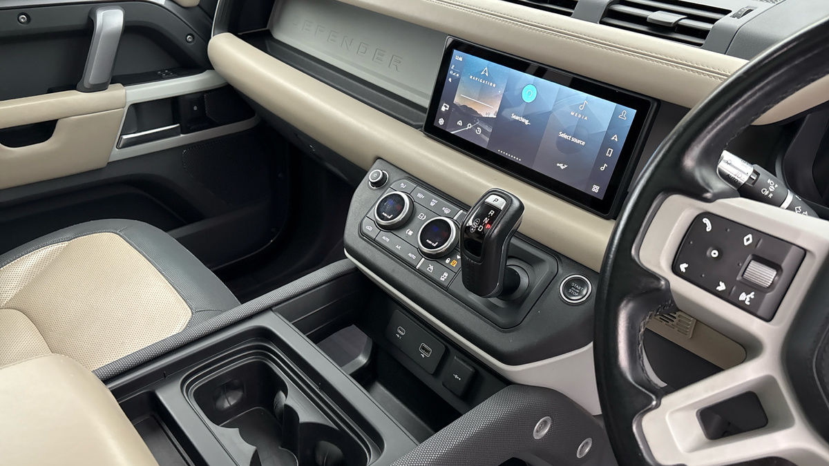 Land Rover Defender 110 Image 18