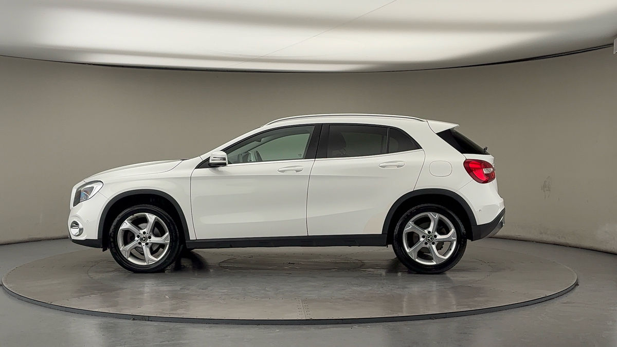 Mercedes-Benz GLA Image 15