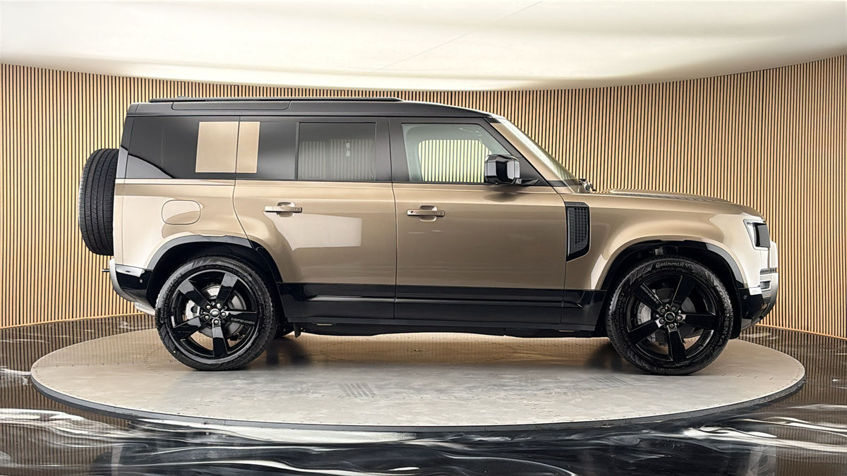 Land Rover Defender 110 Image 16