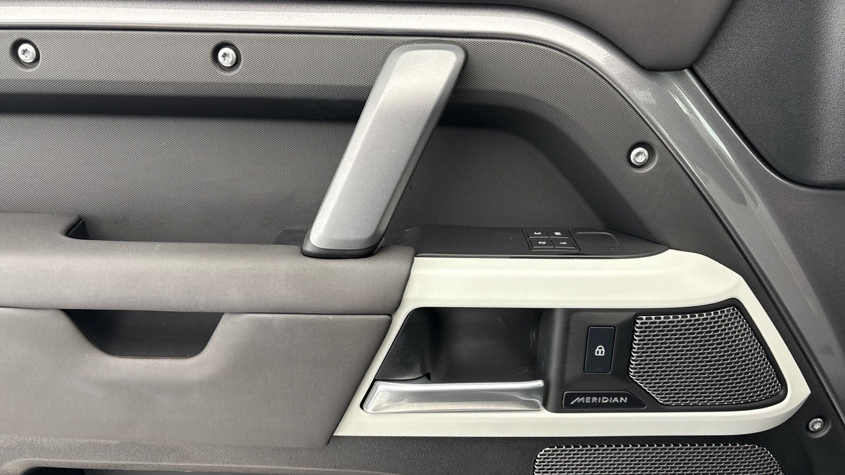 Land Rover Defender 110 Image 19