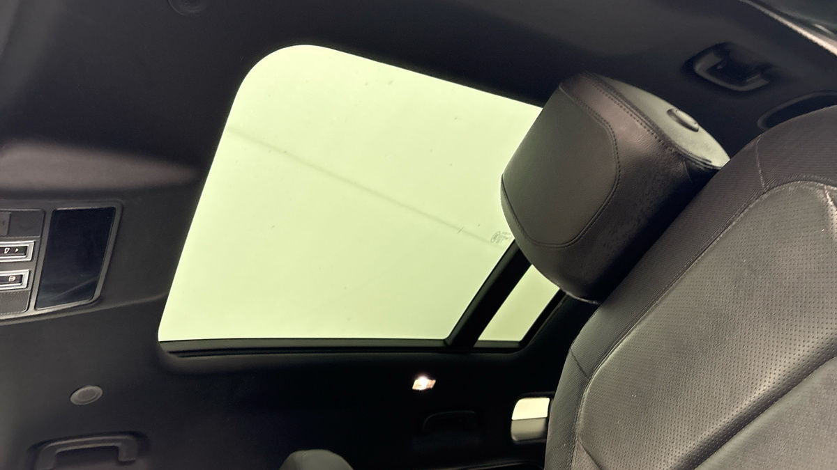 Land Rover Defender 110 Image 6