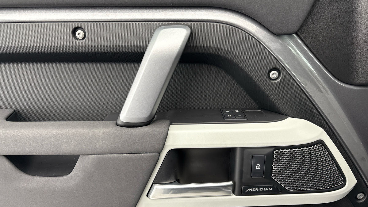 Land Rover Defender 110 Image 19