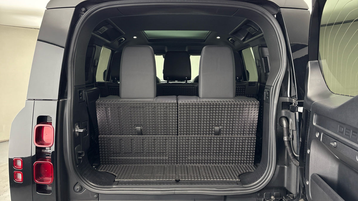 Land Rover Defender 110 Image 11