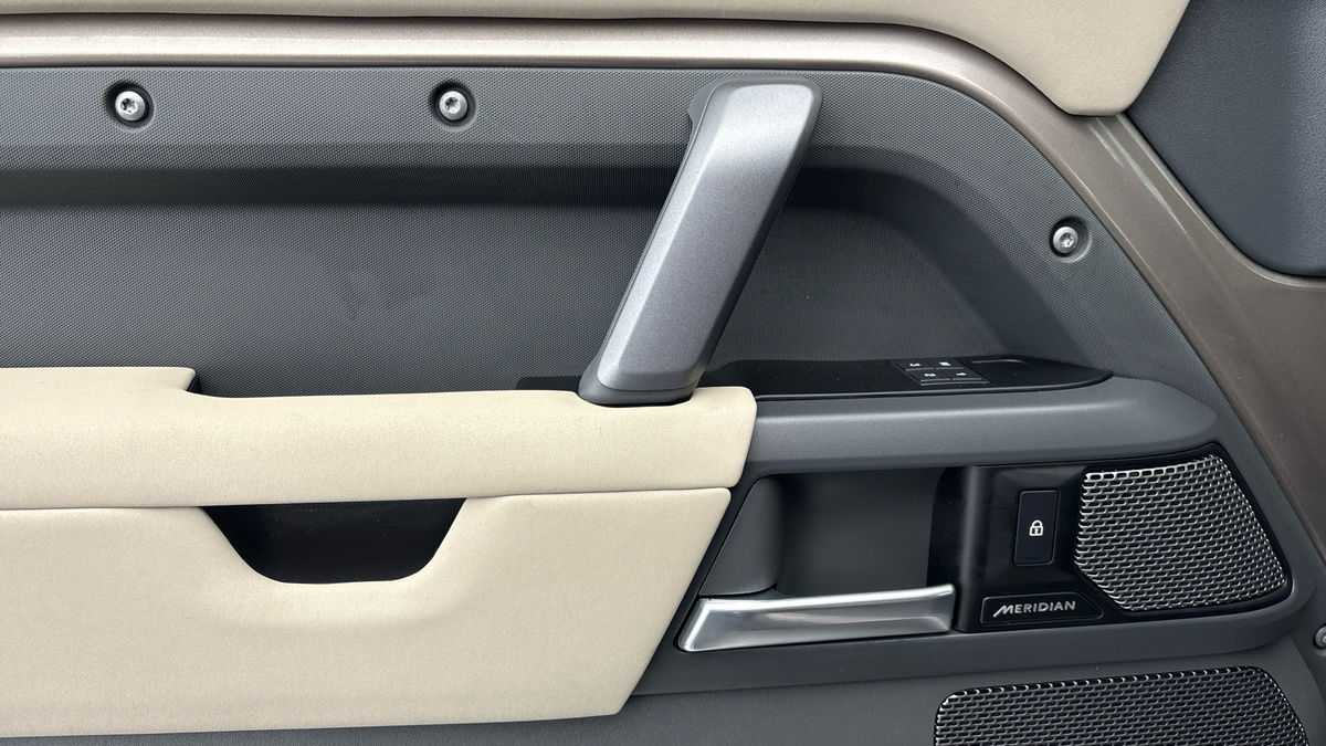 Land Rover Defender 110 Urban Image 19