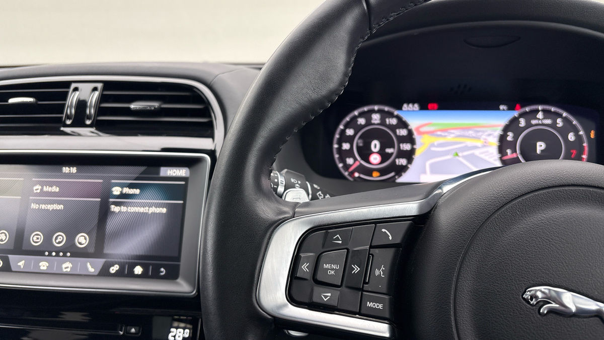 Jaguar F-PACE Image 13