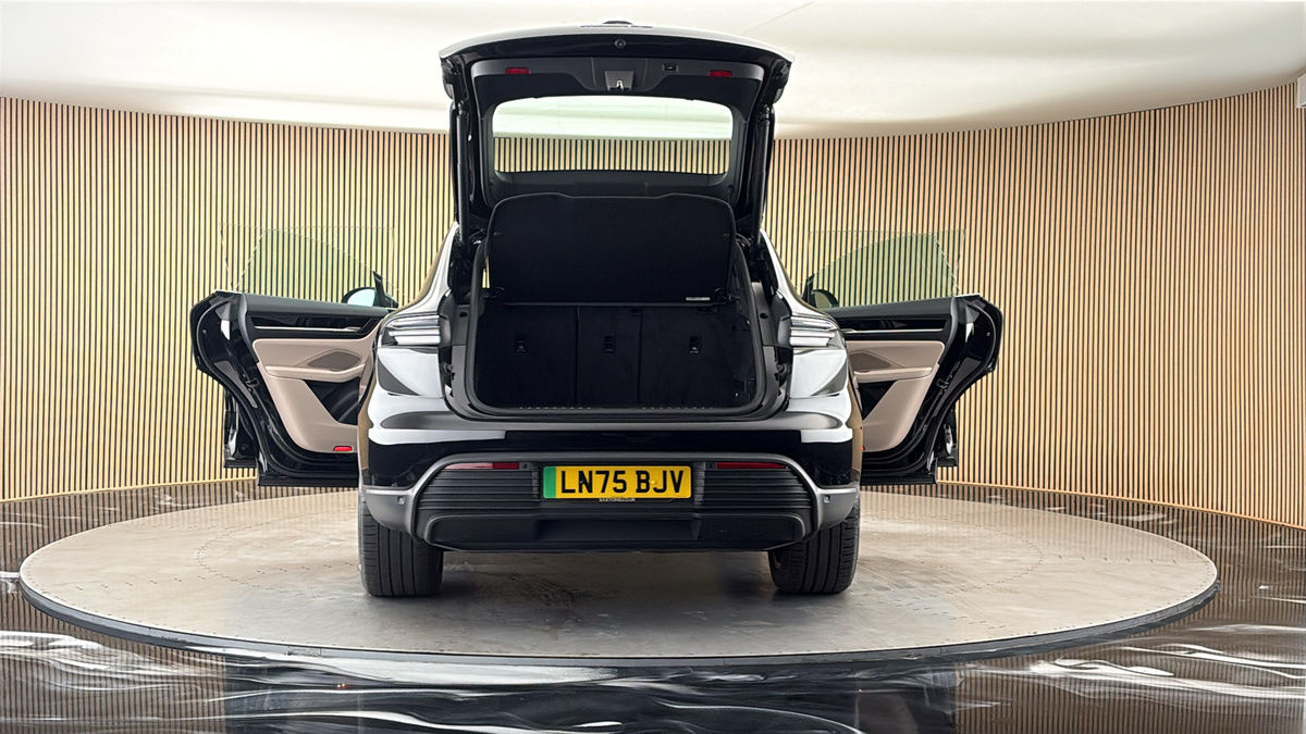 More views of Porsche Macan