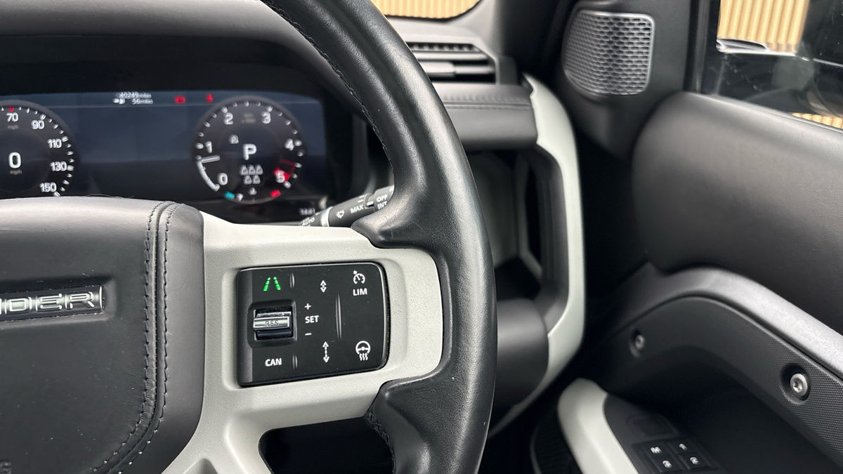 Land Rover Defender 110 Image 14