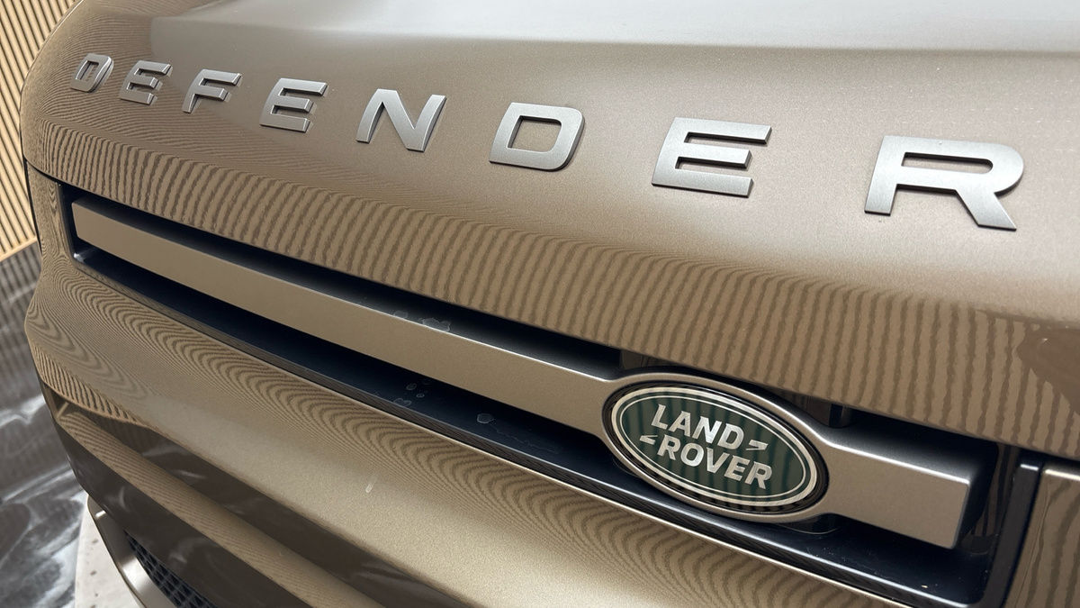 Land Rover Defender 110 Image 24