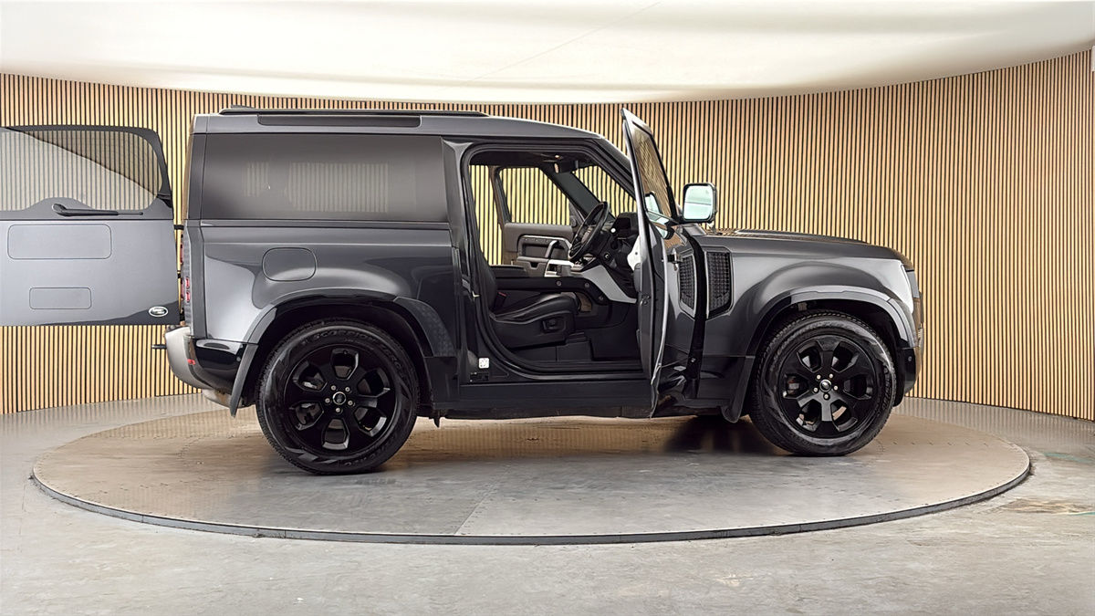 More views of Land Rover Defender 90