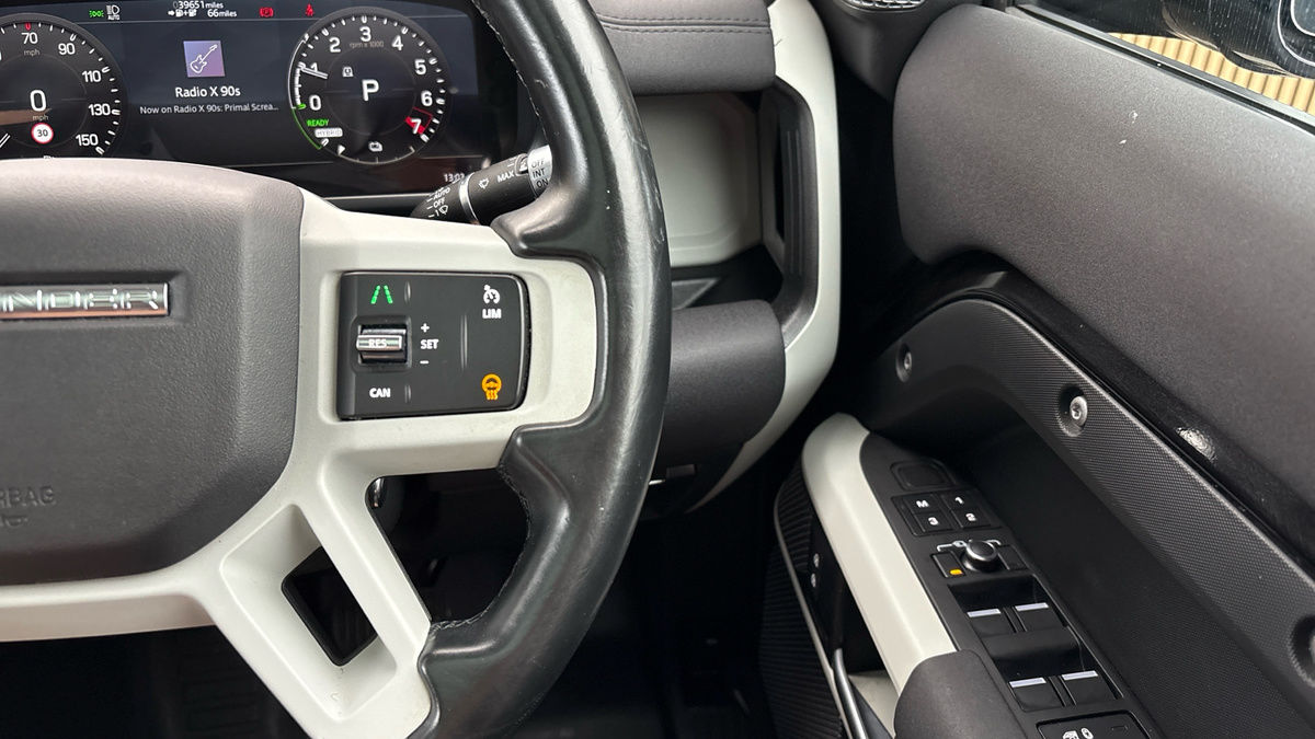 Land Rover Defender 110 Image 14