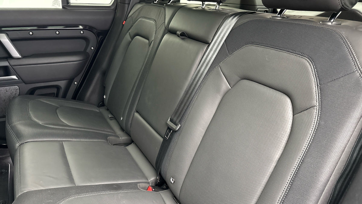 Land Rover Defender 110 Image 8