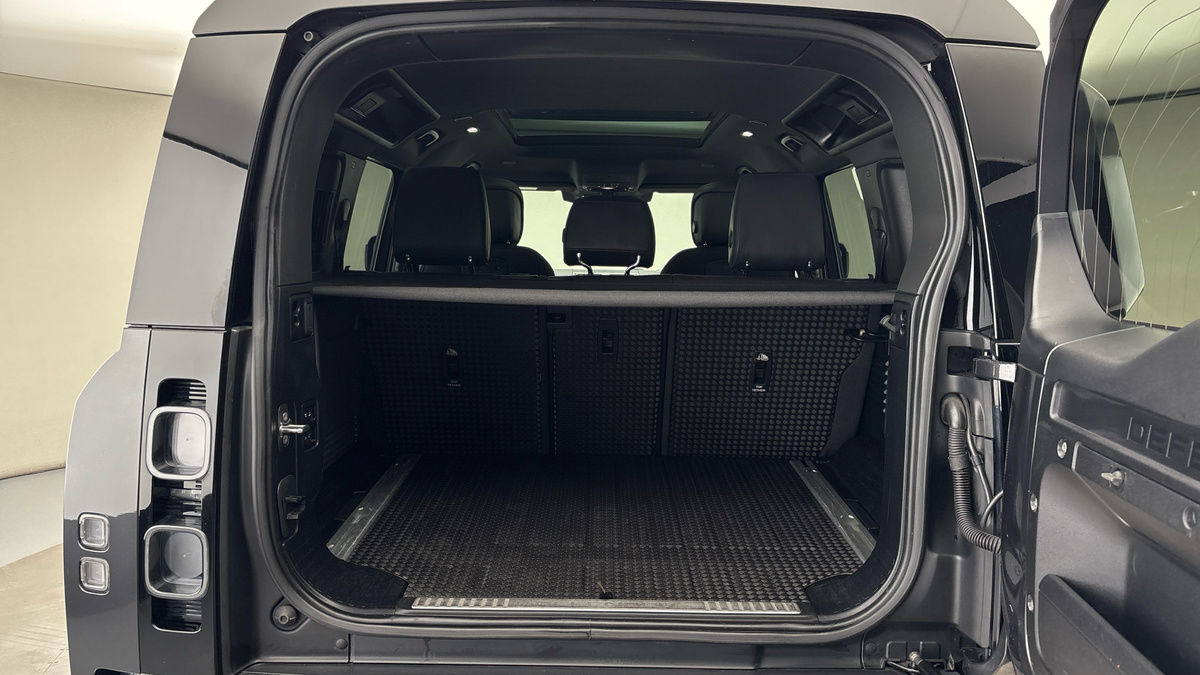 Land Rover Defender 110 Image 11